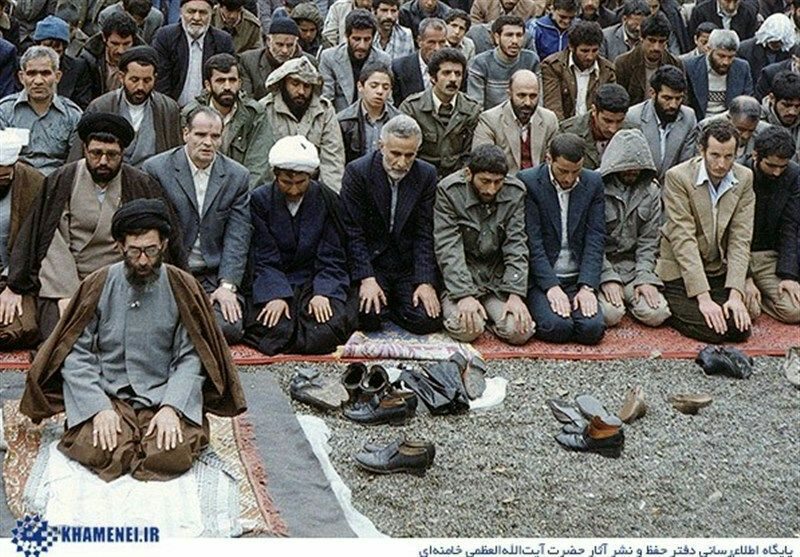 اشخاص گوناگونی از سراسر جهان در نماز جمعه ی تهران شرکت می کردند