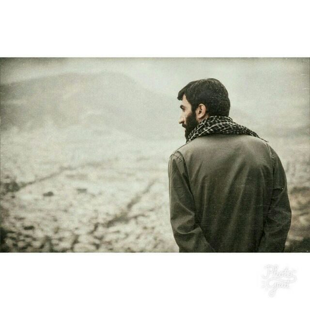‌   
خرماگرفته بود دستش
به ت